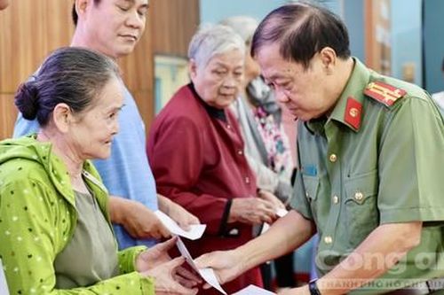 Trao 200 phần quà Tết cho bà con khó khăn tại Quận 12 và Gò Vấp
