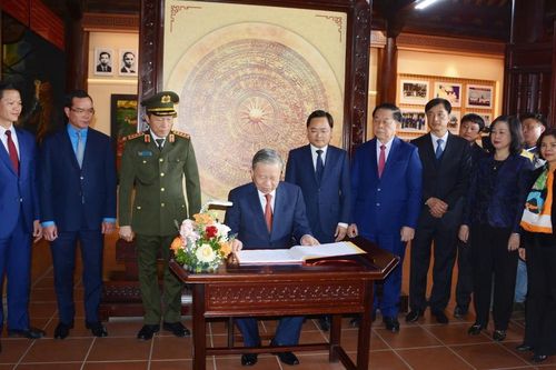 Tổng Bí thư Tô Lâm dâng hương và thăm Khu lưu niệm Tổng Bí thư Nguyễn Văn Cừ