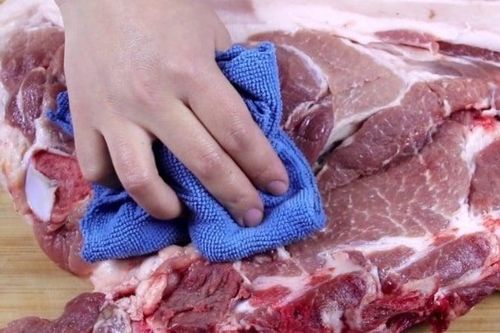 Tại sao người bán thịt hay dùng giẻ lau thịt lợn?