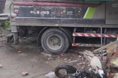 Xe tải tông vào cửa hàng tạp hóa ở Nghệ An, 6 người chết