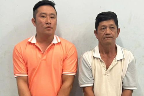 Bắt khẩn cấp 2 cha con đánh tài xế xe ôm công nghệ sau va chạm giao thông