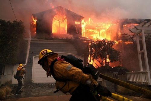Bắt nghi phạm liên quan vụ phóng hỏa ở tâm thảm họa cháy rừng California