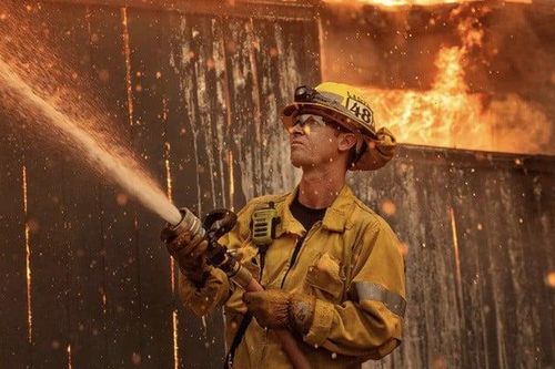 Câu chuyện xúc động người cha ở lại cạnh con trai bại não trong cháy rừng ở California