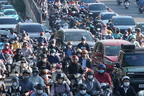 Kẹt xe ở TP.HCM: Len lỏi giữa dòng người đông đúc tìm lối thoát