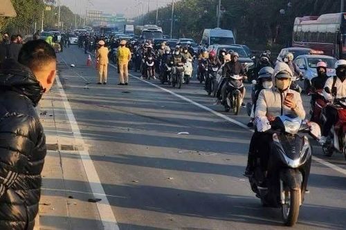 Hà Nội: 3 người tử vong sau khi ô tô tải tông xe máy và hàng loạt cột điện
