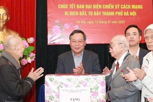 Đồng chí Nguyễn Văn Phong thăm, chúc Tết Ban đại diện Chiến sĩ cách mạng bị địch bắt, tù đày