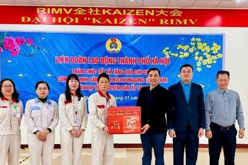 Liên đoàn Lao động thành phố Hà Nội trao quà Tết tặng y, bác sĩ, nhân viên y tế