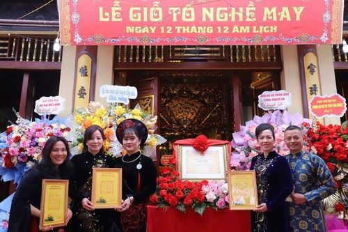 NTK Thủy Lê tri ân Tổ nghề may