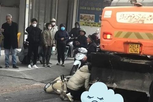 Hà Nội: Máy xúc va chạm xe máy, 2 học sinh lớp 1 tử vong thương tâm