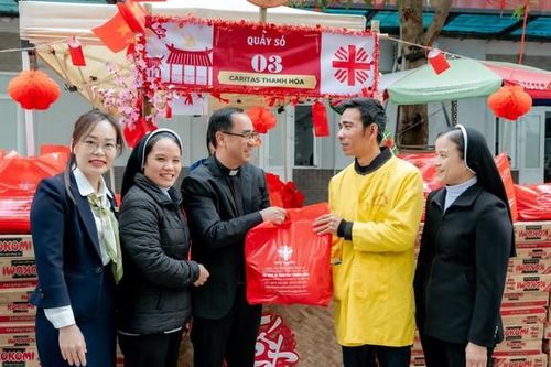 Ấm áp phiên chợ Xuân 0 đồng dành cho bệnh nhân có hoàn cảnh khó khăn