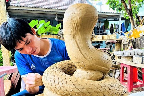 Nghệ nhân tạo linh vật rắn phục vụ Tết Nguyên đán 2025