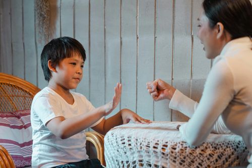 Chạy ngược chiều xe và 7 điều cần dạy trẻ để tránh bị bắt cóc
