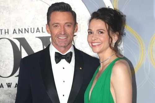 'Người Sói' Hugh Jackman công khai hẹn hò