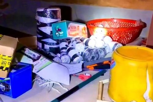 Học sinh Hà Tĩnh tự chế, tàng trữ 52 quả pháo tại nhà