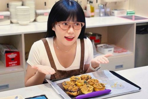 Giới trẻ chi tiền triệu, đứng bếp cả ngày làm bánh kẹo đón Tết
