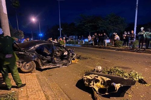 Đắk Lắk: xe ô tô sang bị tai nạn biến dạng, tài xế bị mắc kẹt