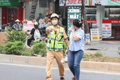 Đi bộ sang đường không đúng nơi quy định bị phạt bao nhiêu?
