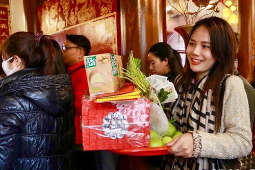 Đông đảo người dân đi Phủ tạ lễ dịp cuối năm
