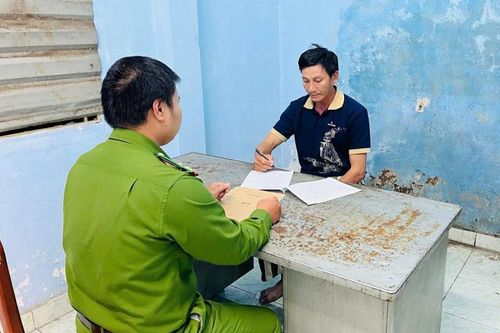 Tạm giữ đối tượng tấn công CSGT khi bị kiểm tra nồng độ cồn