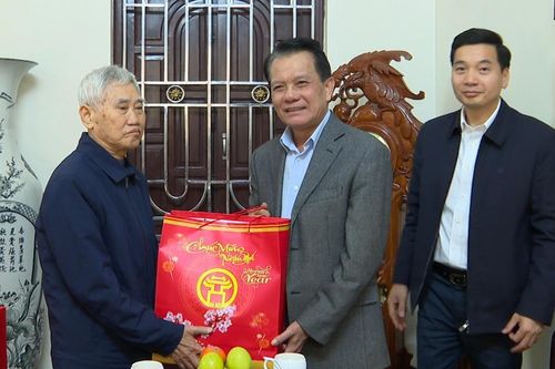 Lãnh đạo Thành phố Hà Nội thăm, tặng quà gia đình chính sách tại Gia Lâm