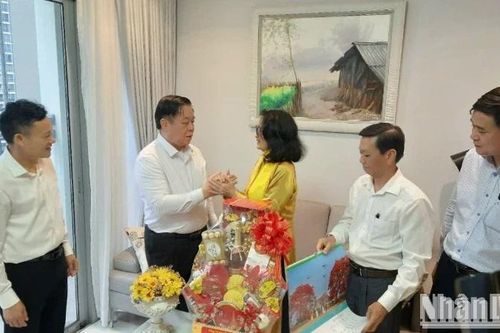 Trưởng Ban Tuyên giáo Trung ương Nguyễn Trọng Nghĩa thăm, chúc Tết Nghệ sĩ Nhân dân Trà Giang