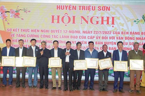 Triệu Sơn khen thưởng thành tích hiến đất, làm đường giao thông