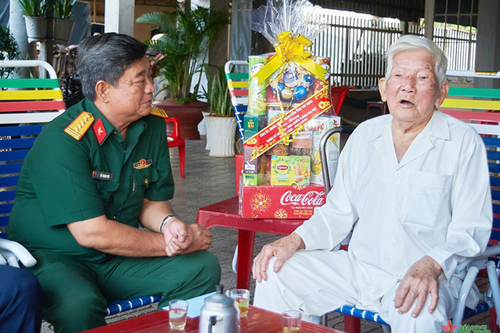 Tây Ninh: Thăm, tặng quà nhân chứng lịch sử tham gia trận đánh Tua Hai