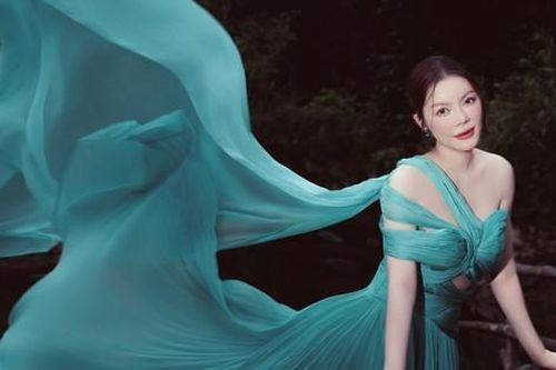 Lý Nhã Kỳ hóa 'nàng Xuân' thướt tha trước thềm Tết Ất Tỵ