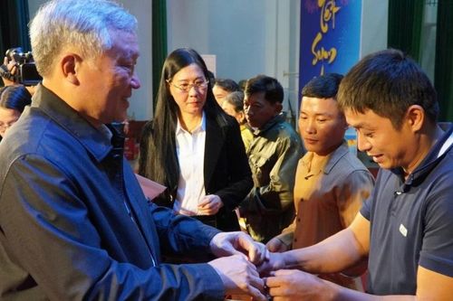Phó Thủ tướng Thường trực Nguyễn Hòa Bình thăm, tặng quà tại Quảng Ngãi