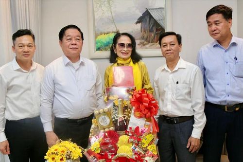 Trưởng Ban Tuyên giáo Trung ương Nguyễn Trọng Nghĩa thăm, chúc tết gia đình NSND Trà Giang