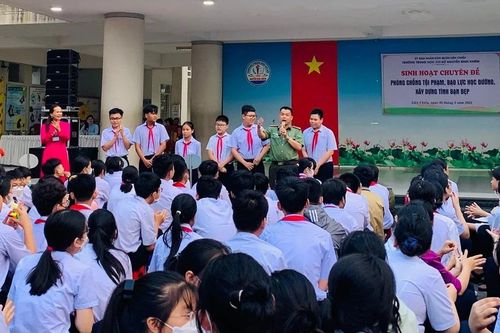 Bảo vệ trẻ em trên không gian mạng: Trẻ dễ bị tổn thương khi học theo mạng
