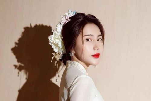 Ca sĩ Thủy Tiên xuất hiện khác lạ, nghi vấn trùng tu nhan sắc