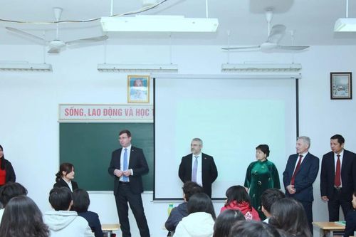 Thứ trưởng Bộ Giáo dục Nga thăm và trò chuyện với học sinh Hà Nội