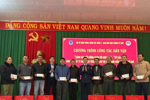 Cảnh sát biển tặng hàng trăm suất quà đến gia đình chính sách