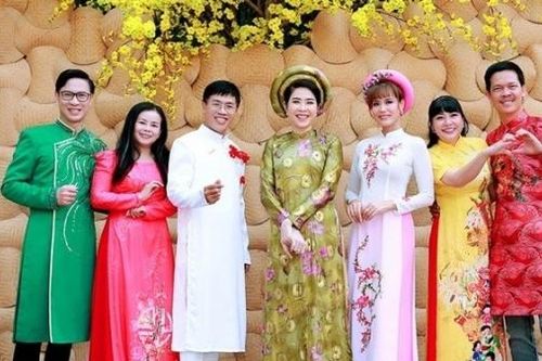 Dàn nghệ sĩ TP. Hồ Chí Minh diện áo dài, vui mừng dự Lễ hội Tết Việt Ất Tỵ 2025