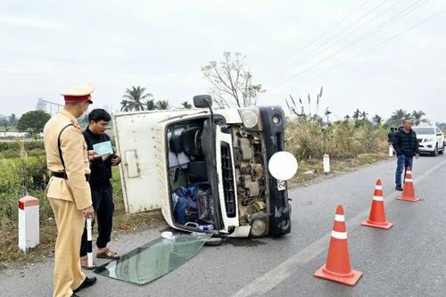 Quảng Ninh: Tài xế thoát nạn nhờ đeo dây an toàn
