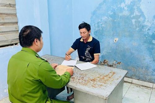 Bắt khẩn cấp người đàn ông say xỉn, tấn công người thi hành công vụ ở TP HCM