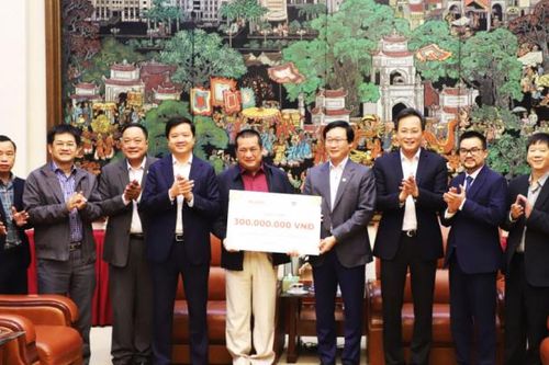 Báo Nhân Dân tặng quà Tết các gia đình chính sách tại Hưng Yên