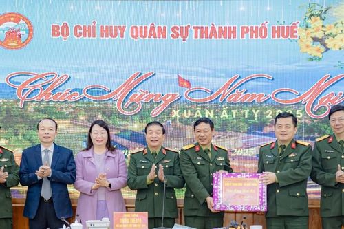 Trung tướng Trương Thiên Tô thăm, chúc Tết Bộ Chỉ huy Quân sự thành phố Huế