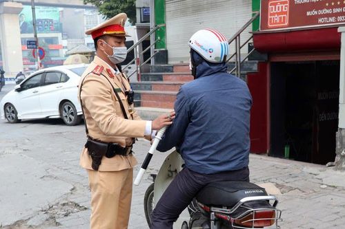 Hà Nội: Vì sao nhiều người vẫn lao xe máy lên vỉa hè, bất chấp mức phạt cao?