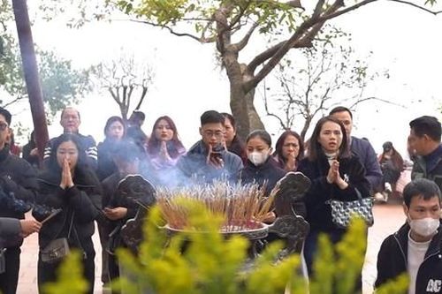 Người dân đổ về Phủ Tây Hồ trong ngày Rằm cuối cùng của năm