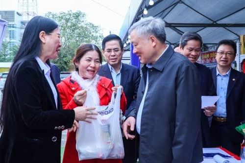 Phó Thủ tướng Thường trực Nguyễn Hòa Bình thăm, tặng quà tết cho NLĐ tỉnh Quảng Ngãi