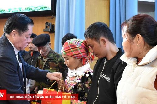 Trưởng ban Tuyên giáo Trung ương trao quà Tết tại Tuyên Quang