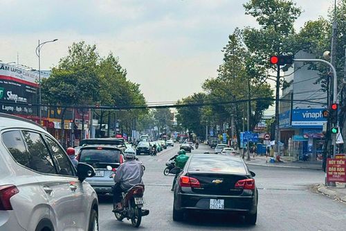 Đèn giao thông 'treo' thêm 10 giây, nhiều xe vô tình vượt đèn đỏ