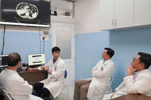 Ca 'siêu phẫu thuật' kéo dài 12 tiếng cắt 3m ruột