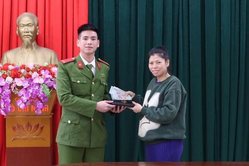 Mẹ bầu 8 tháng rưng rưng khi được công an trao trả chiếc ví có hơn 70 triệu