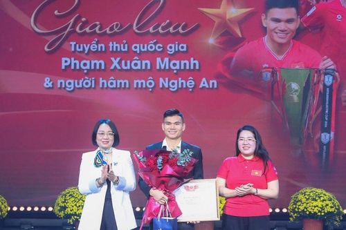 Nghệ An khen thưởng tuyển thủ quốc gia Phạm Xuân Mạnh