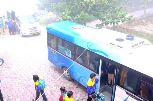 Vì sao nhiều xe đưa đón học sinh vẫn chưa sơn vàng?