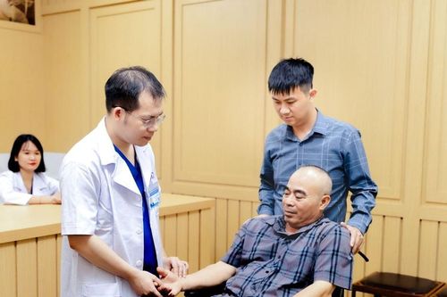 'Người tiếp lửa' ở Bệnh viện Y học cổ truyền Nguyên Phúc