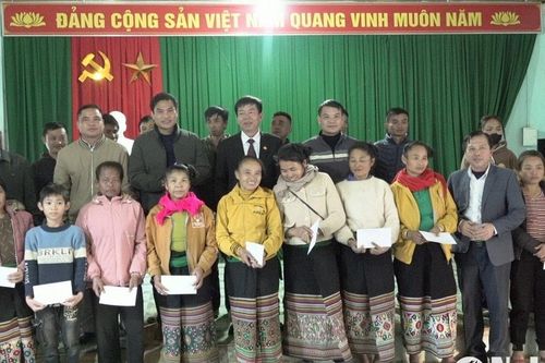 Ban Dân tộc tỉnh trao quà Tết cho người nghèo tại huyện Quế Phong